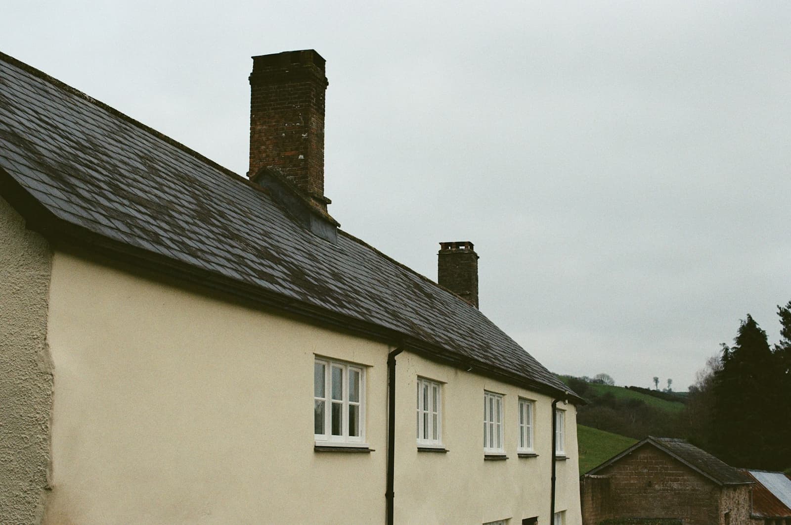 Maison en ardoise avec souches de cheminée